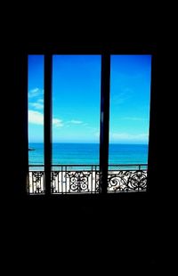 Très loin dans mon souvenir- la trace des mots perdus . fen-tre- .bleu- bleu surtout.