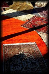 C'est un ordre que je cherche, un fil pour réunir tous ces éclats épars C'est un ordre que je cherche, un fil pour réunir tous ces éclats épars