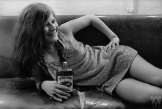 Photo de Jim Marshall : Janis Joplin au Winterland de San Francisco, une bouteille de Southern Comfort à la main, 1968 Janis Joplin 2