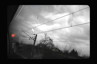 Le train poursuit sa course, la scène disparaît. Je cherche en vain par la fenêtre la suite de la scène Le train poursuit sa course- la sc-ne dispara-t. Je cherche en vain par la fen-tre la suite de la sc-ne (1)