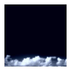 Le noir est devenu plus noir. Je retrouve la mousse et l’écorce. Et le ciel à l’envers