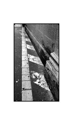 Toi l’absolu du verbe | Qui nous épies en silence | Tout au bout de la ligne Toi l’absolu du verbe Qui nous épies en silence Tout au bout de la ligne