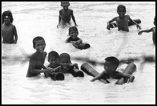 les enfants sautent dans le fleuve | nudité ambrée Cambodge-enfants-nageant-dans-le-mekong